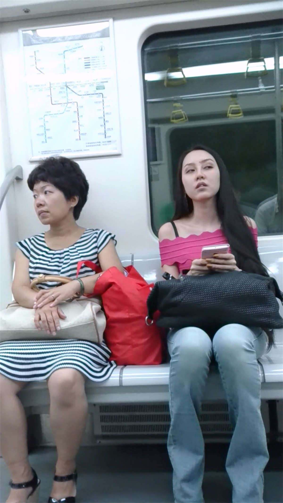 地铁上的牛子裤靓妹