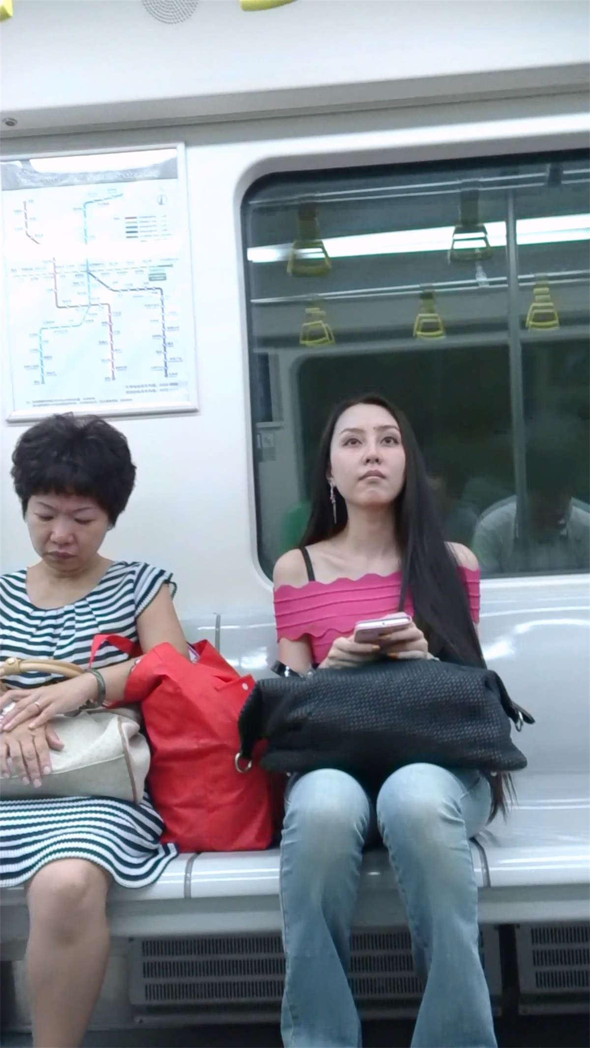 地铁上的牛子裤靓妹