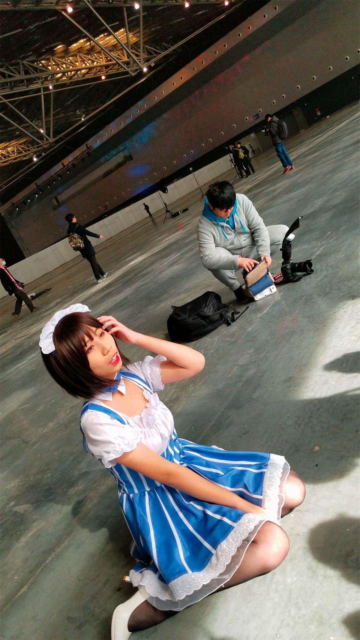 街拍黑丝高跟鞋女仆装cosplay的可爱妹纸