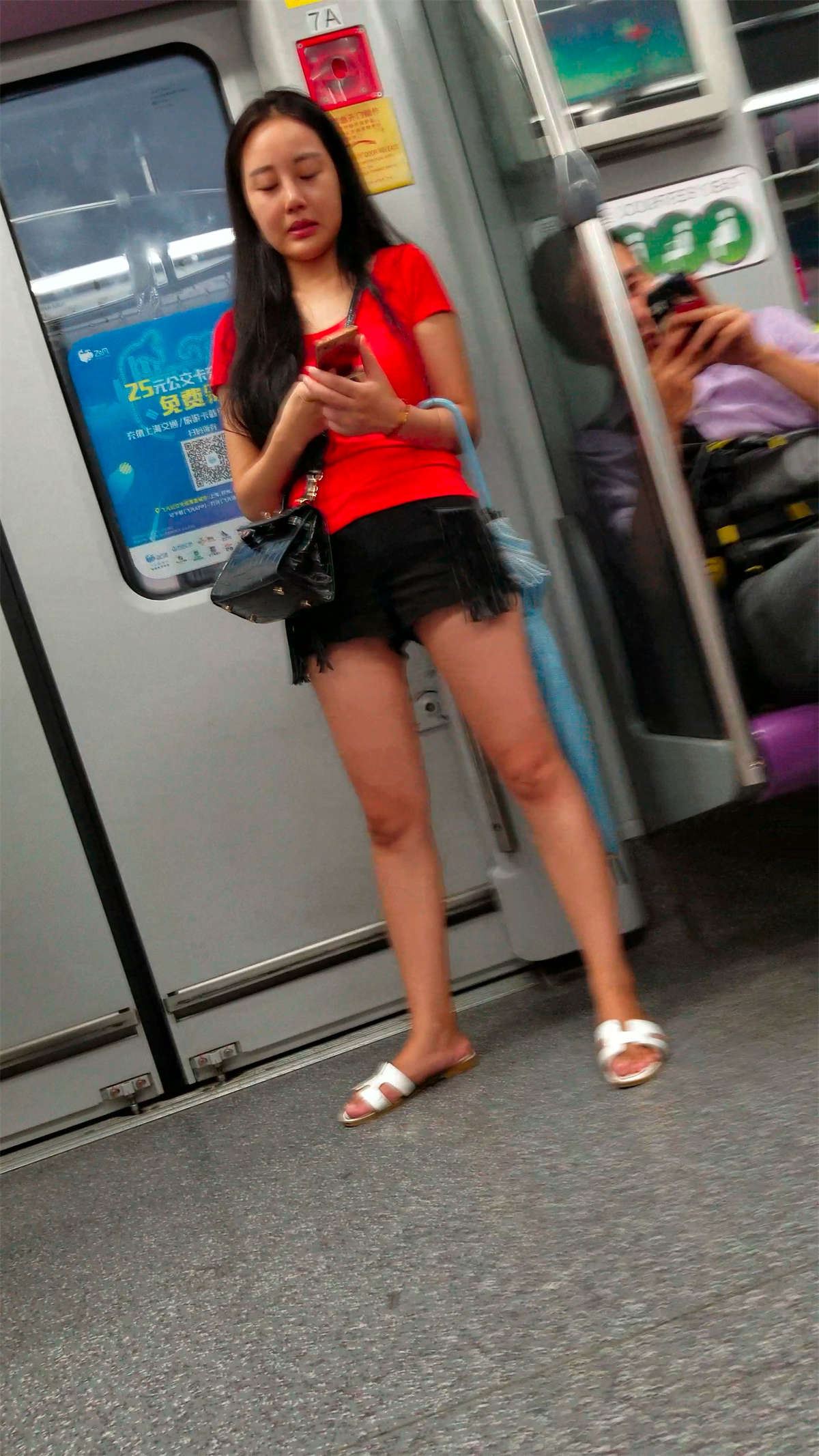 地铁上的超短裤靓妹
