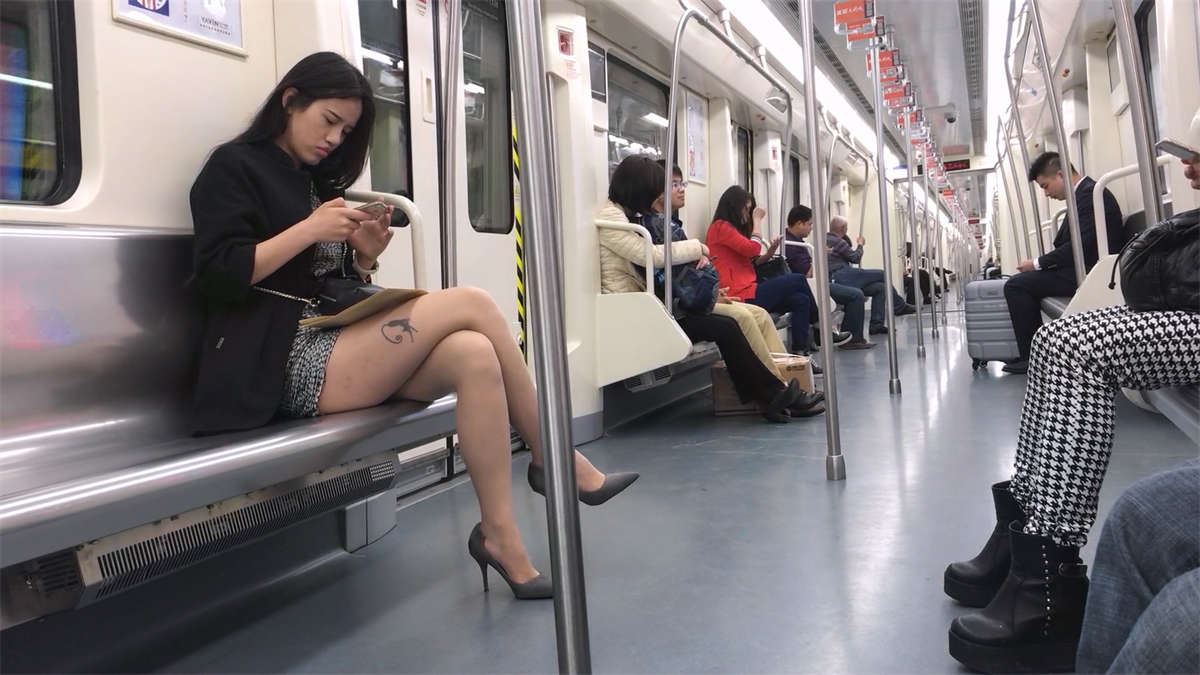 地铁漂亮连衣裙美女极品迷人美腿