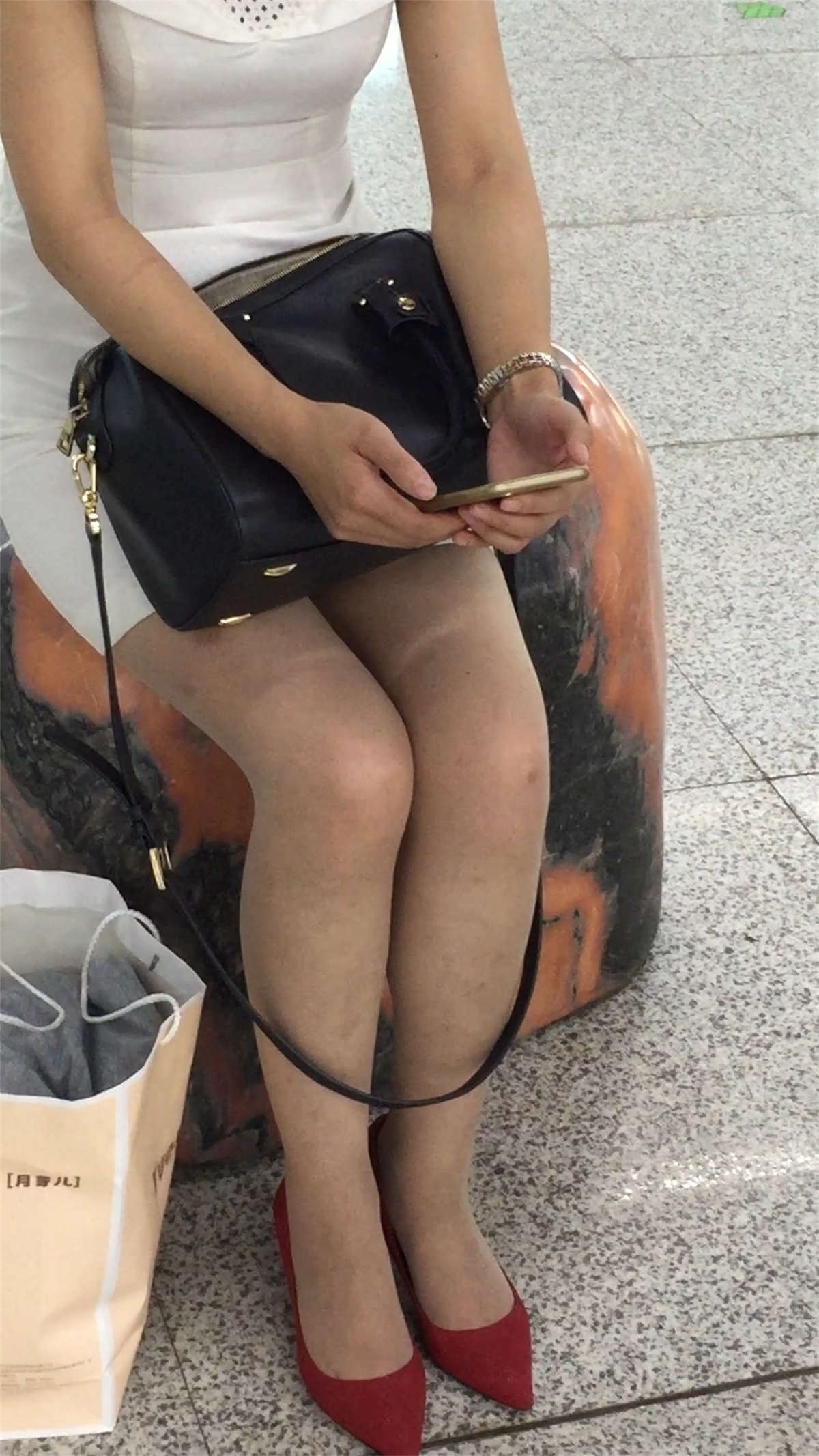 街拍肉丝红高跟MM