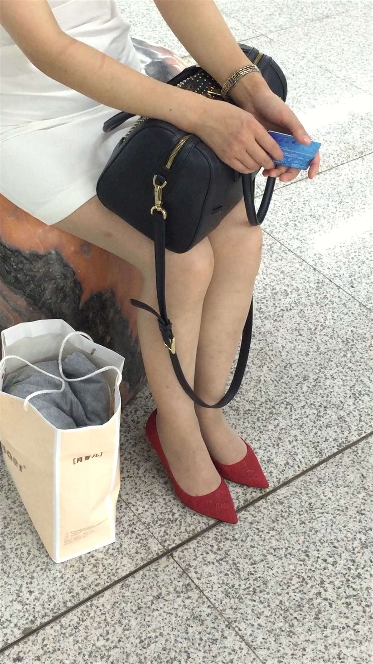街拍肉丝红高跟MM