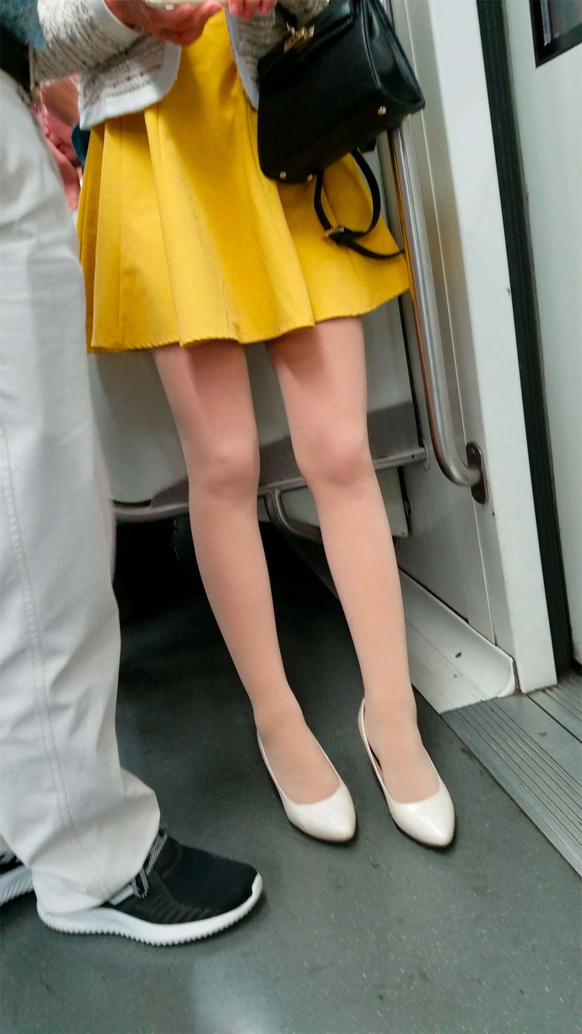 地铁上的靓女姐姐肉丝长腿高跟鞋