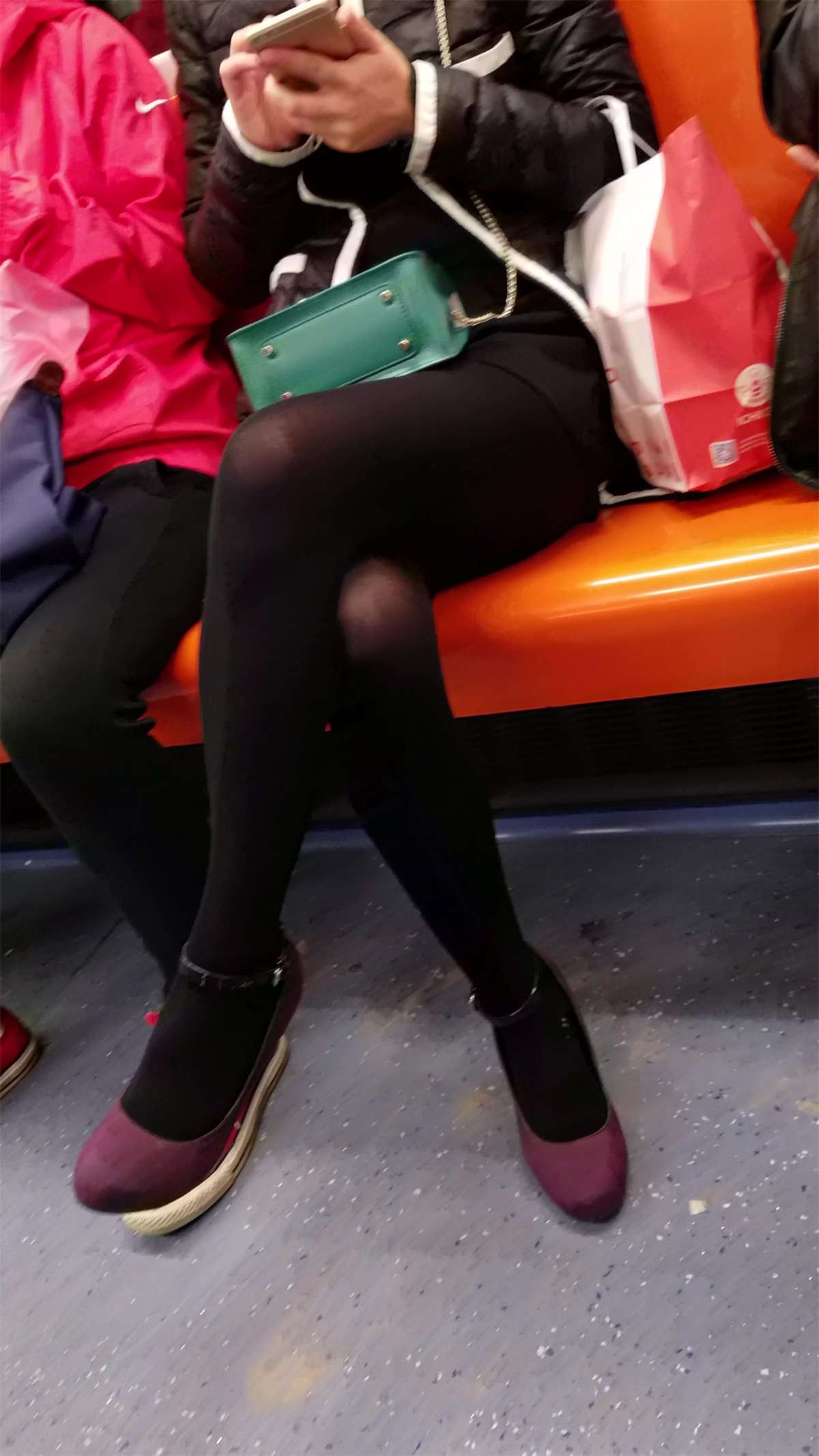 地铁性感黑丝长腿知性大姐姐