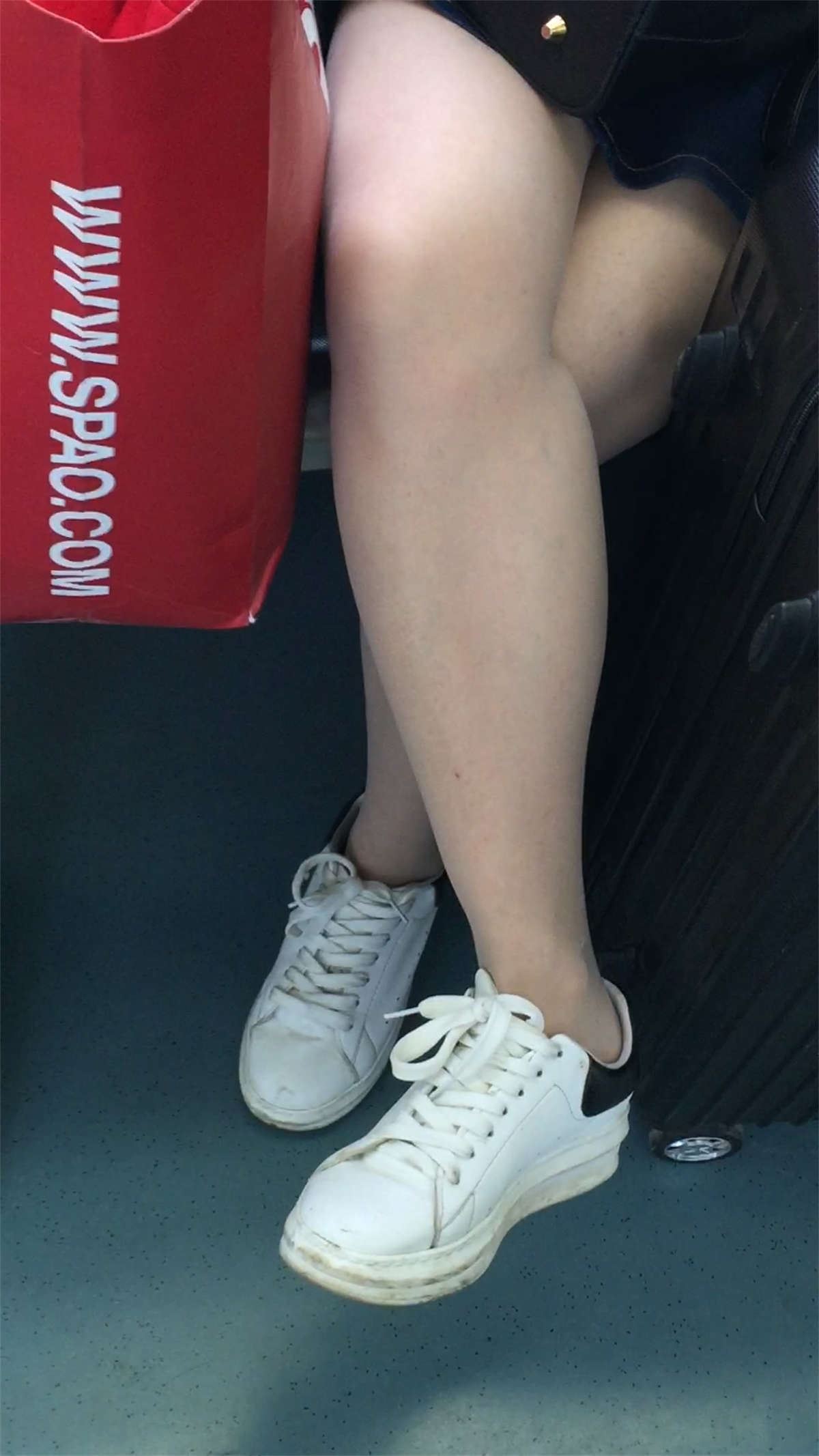 地铁上的漂亮美眉