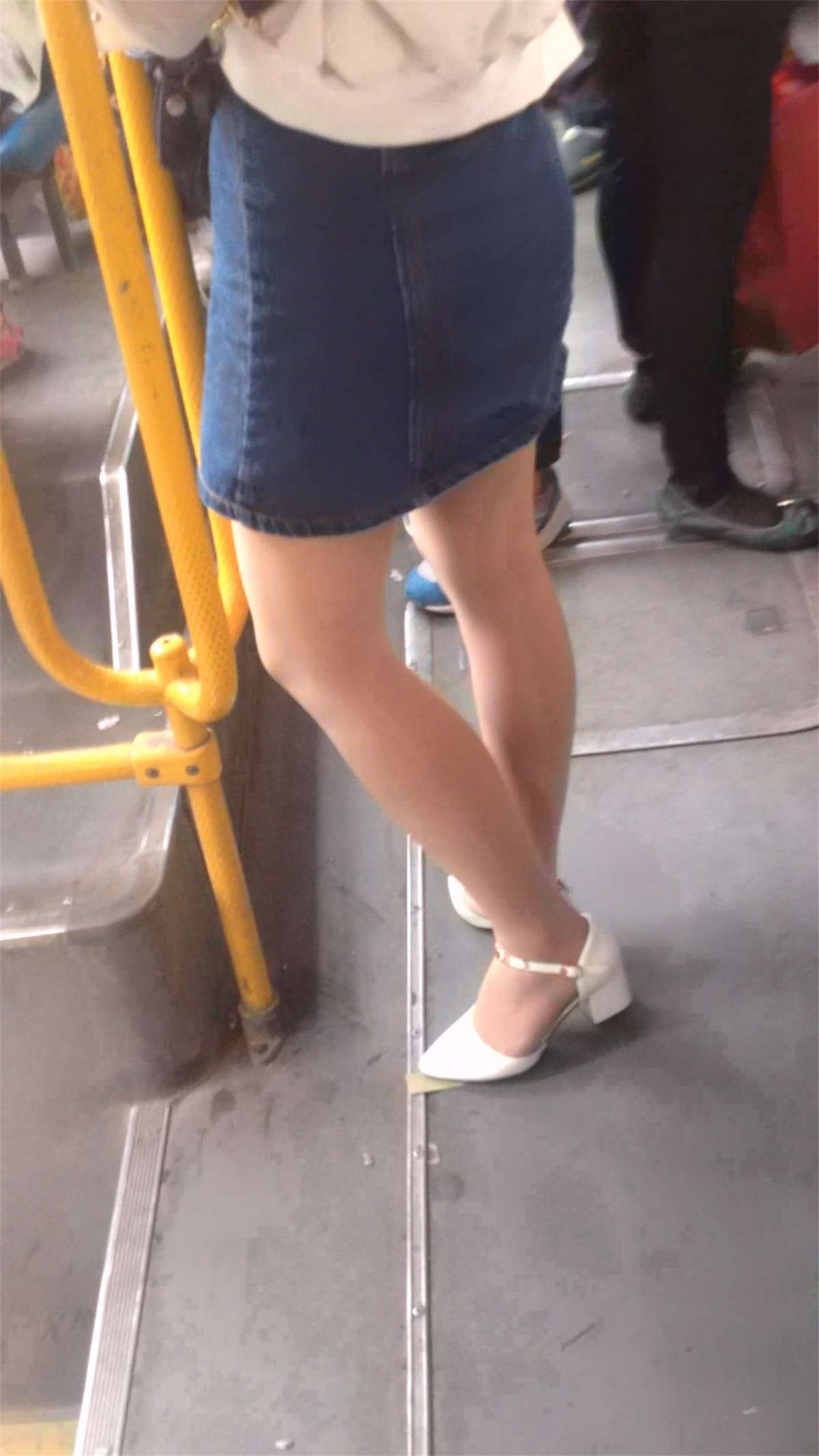 公交车上的肉丝美女
