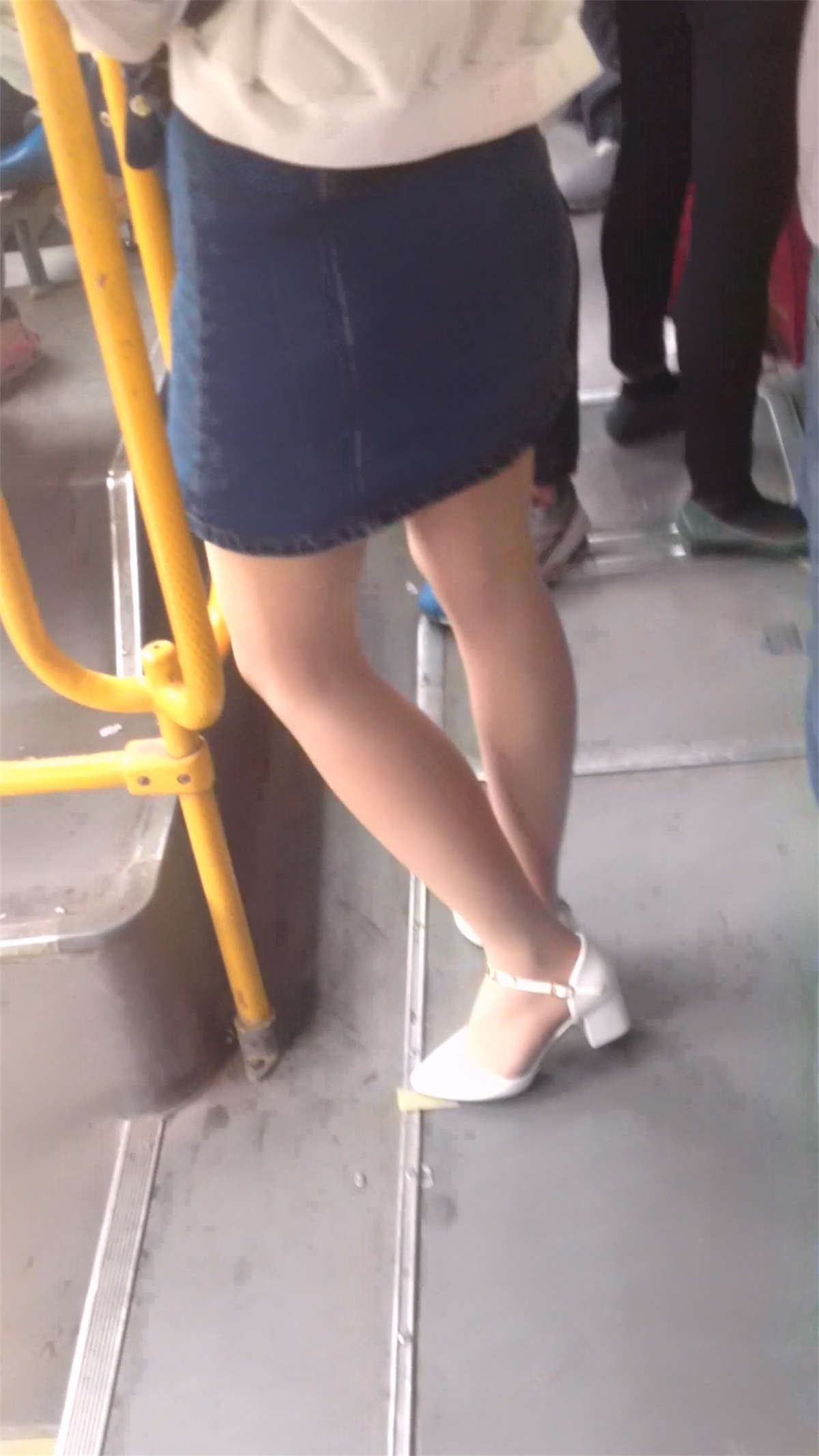 公交车上的肉丝美女