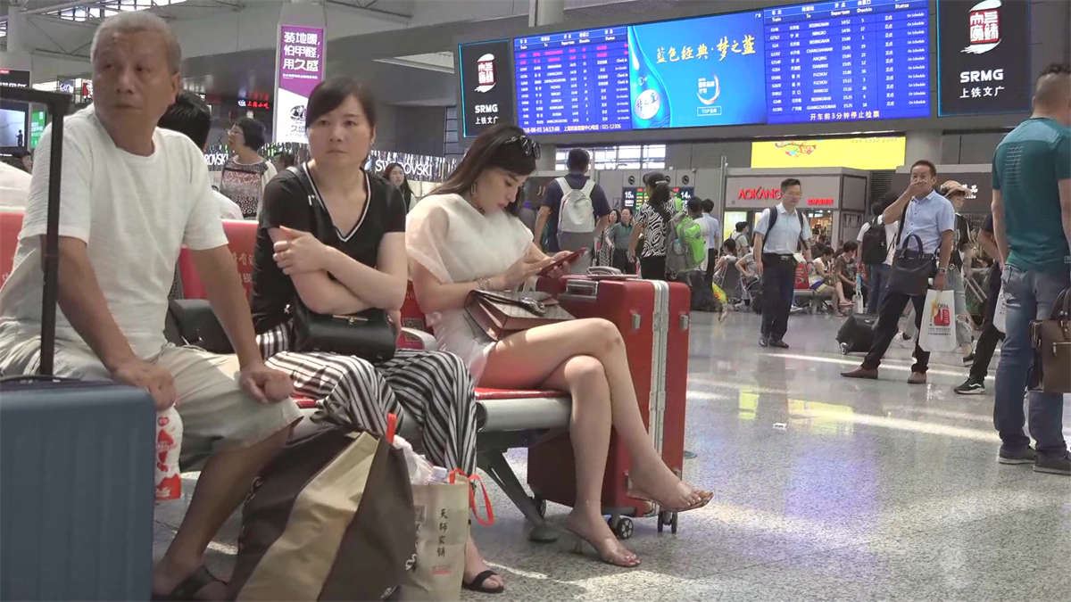 在机场有着一双完美美脚的气质美女小姐姐