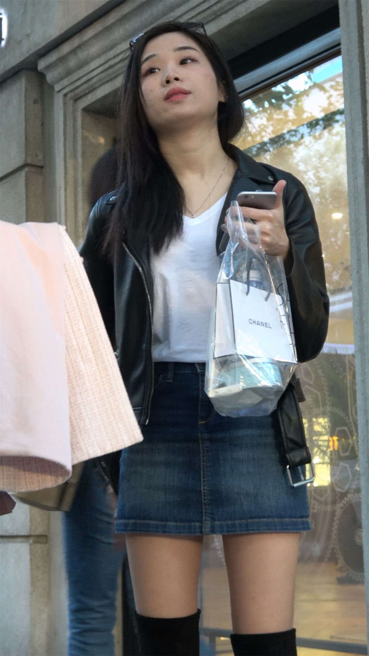 街头抓拍两位长靴美腿姐姐