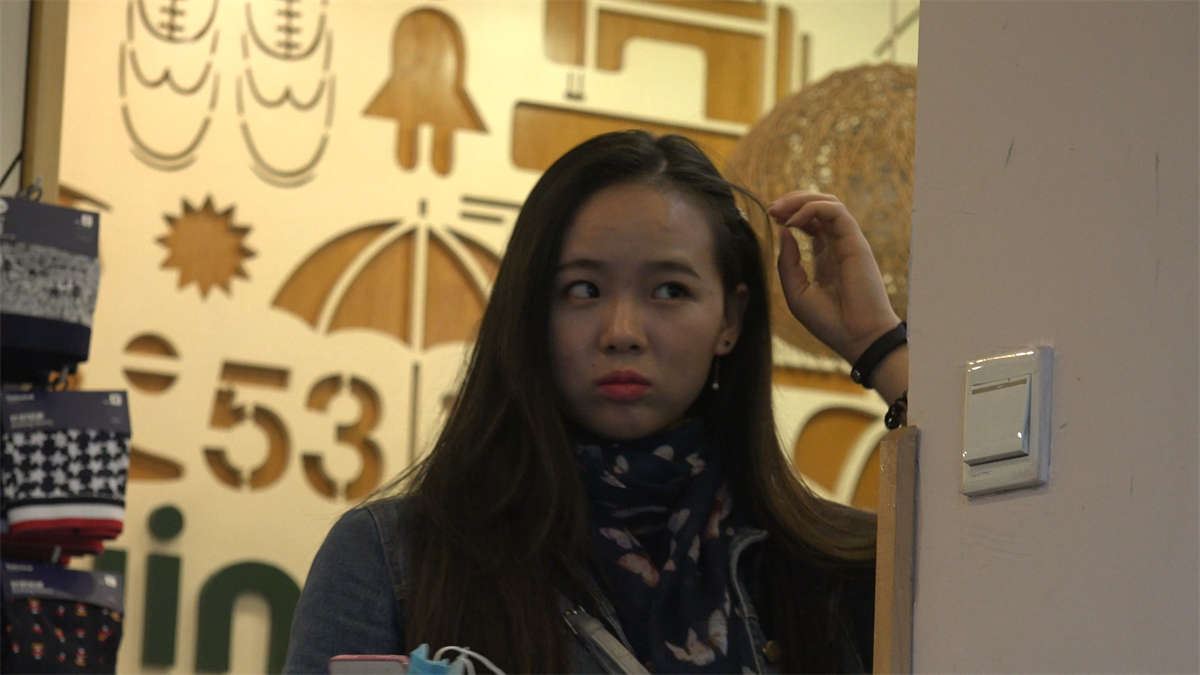 牛仔外套美女一双玉足超级白嫩