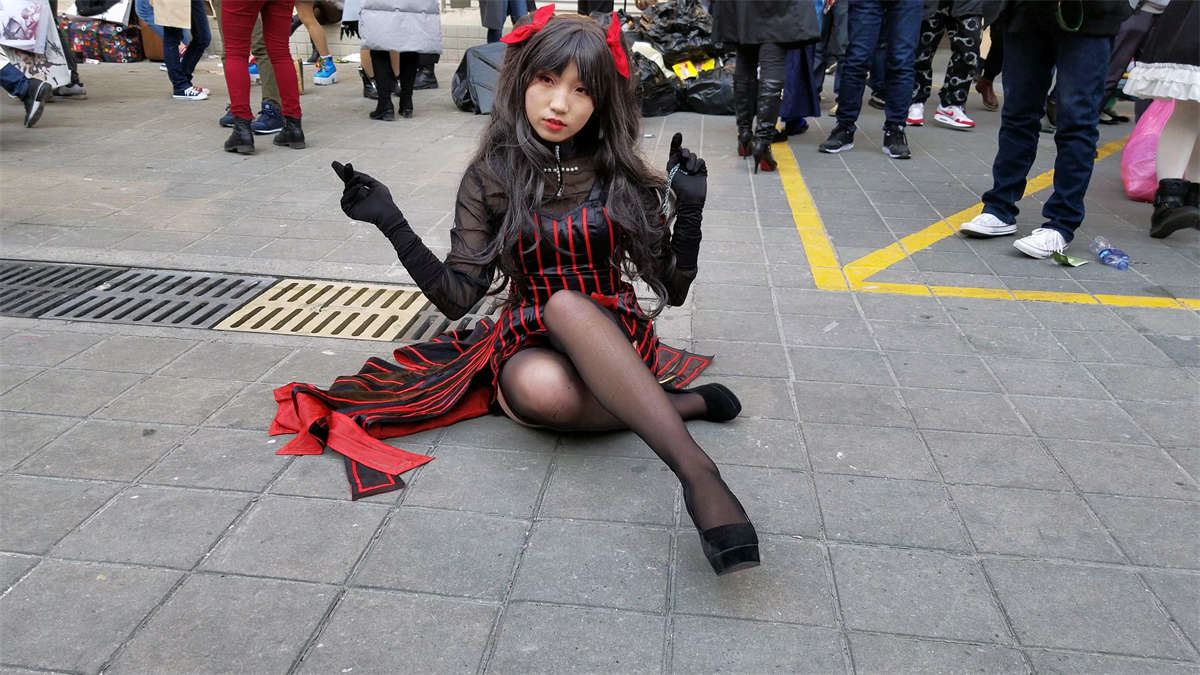 展会外拍的性感极品黑丝二次元cosplay少女