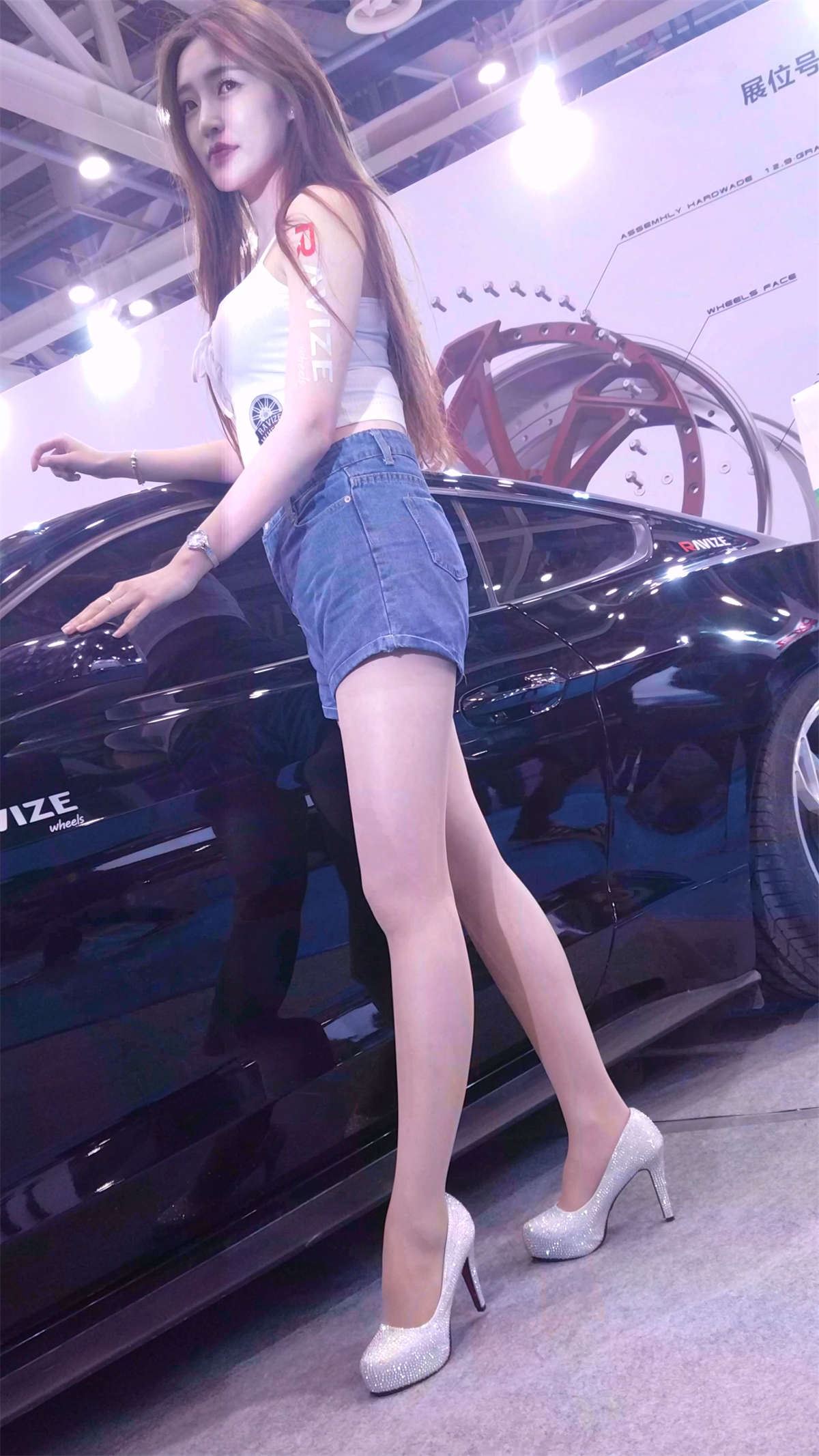 大长腿高腰牛仔热裤美女车模