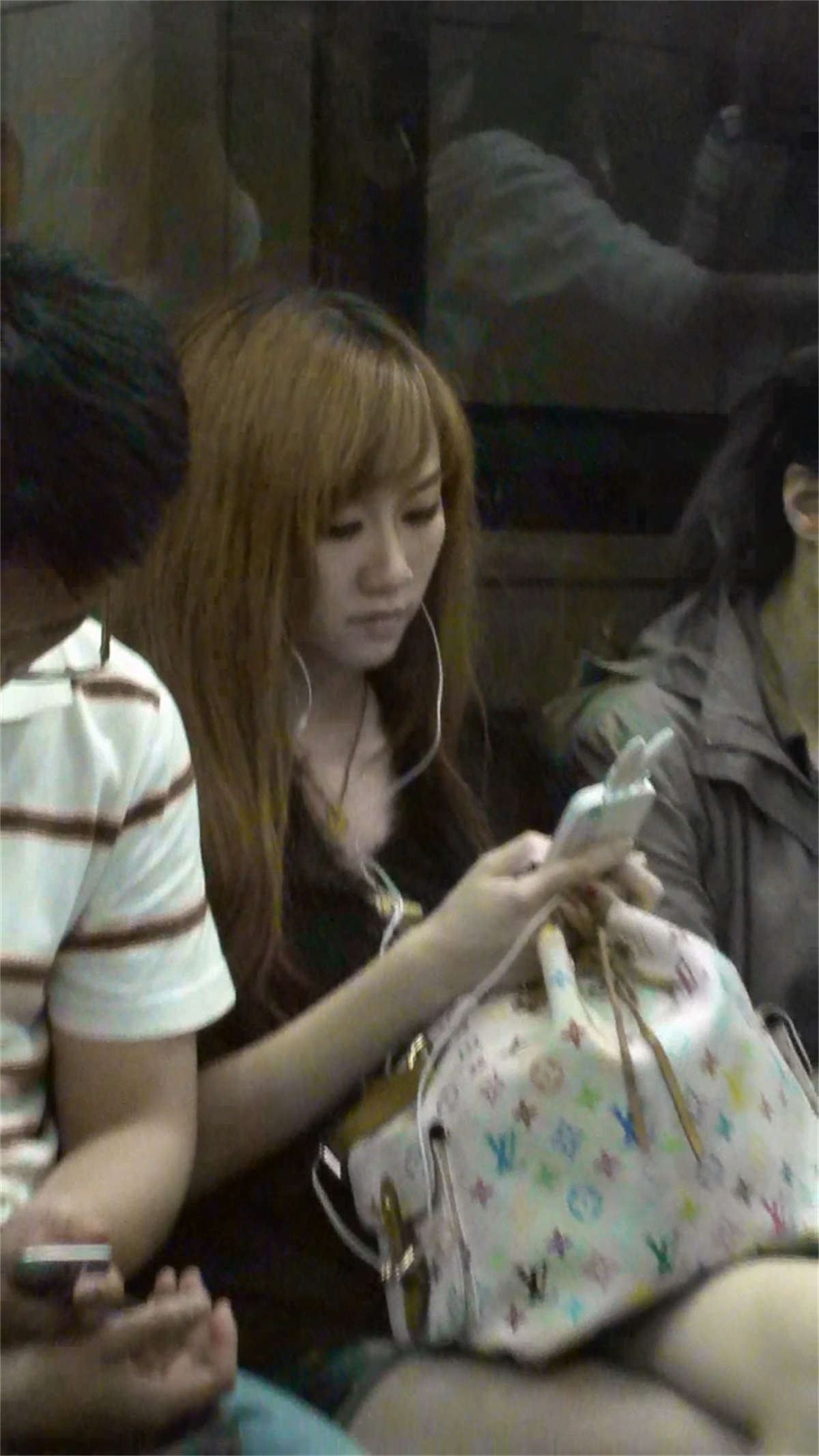 地铁拍到的牛仔热裤美女