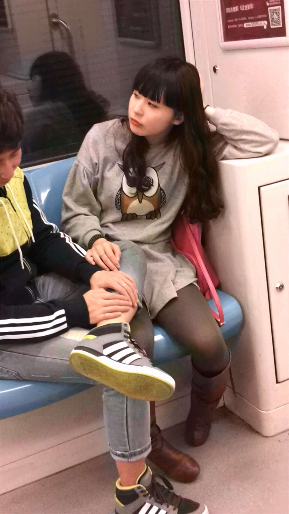 地铁说笑的美眉