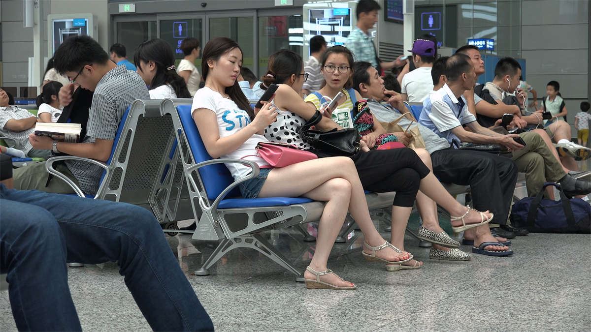 年轻姑娘的长腿玉足再加抖脚，你应该会喜欢