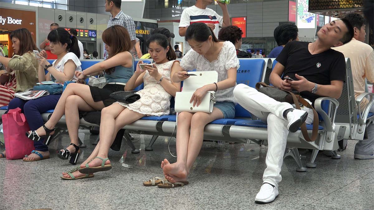 青涩的姑娘双脚离鞋，露出了光滑干净的足底