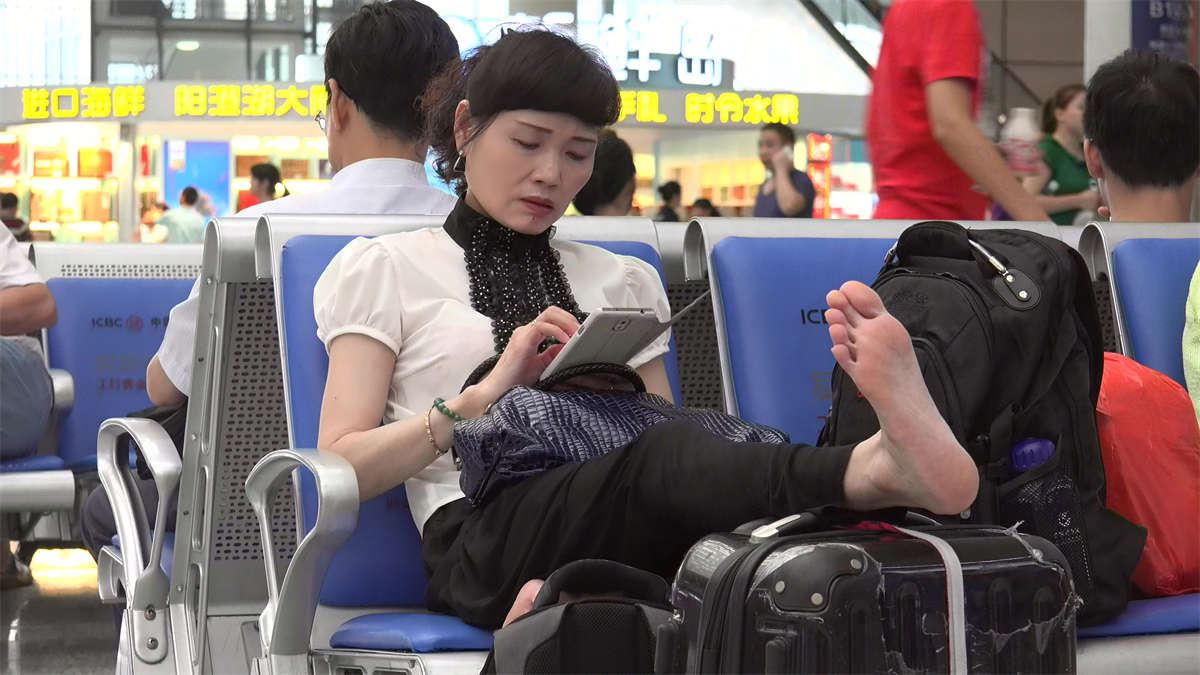 候车室内一双无敌的熟女性感大白脚