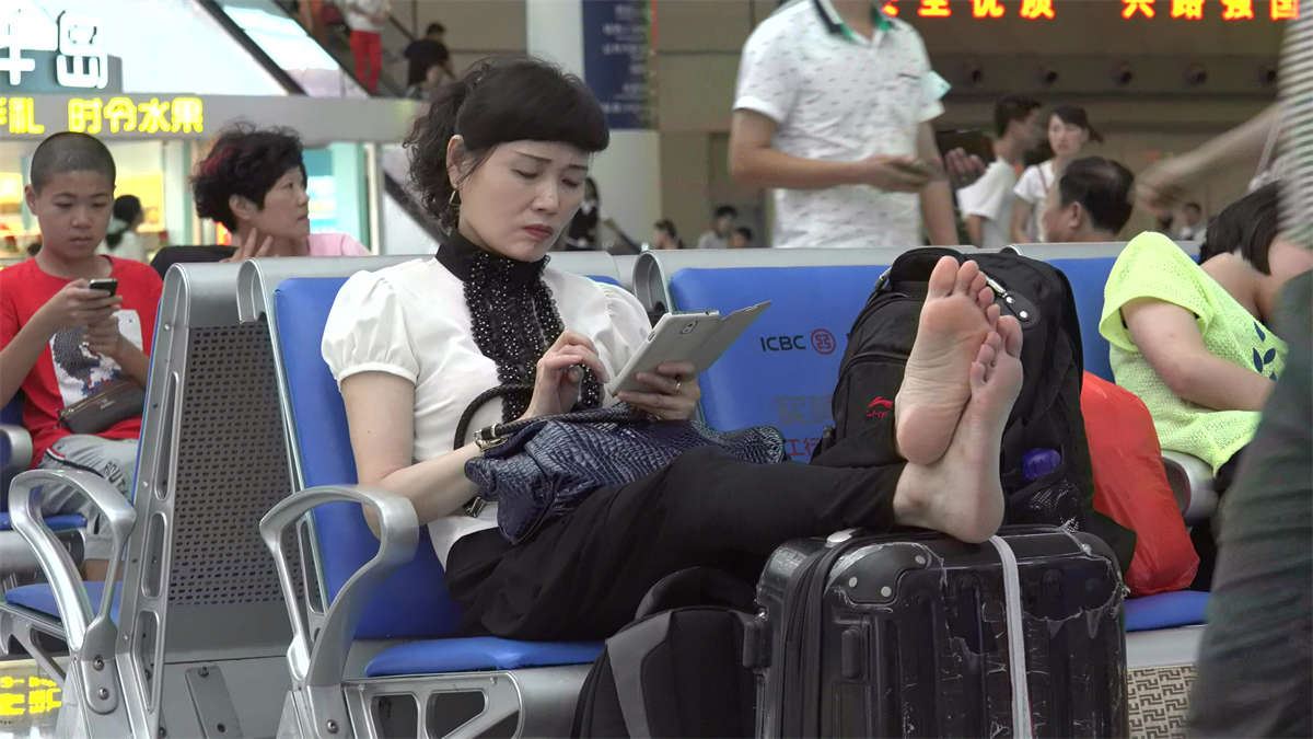 候车室内一双无敌的熟女性感大白脚