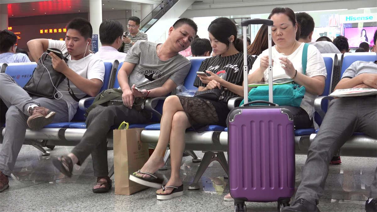 少妇绿趾艳足，脚型不错，但左脚脚面口味略重，有不少的抖腿动作