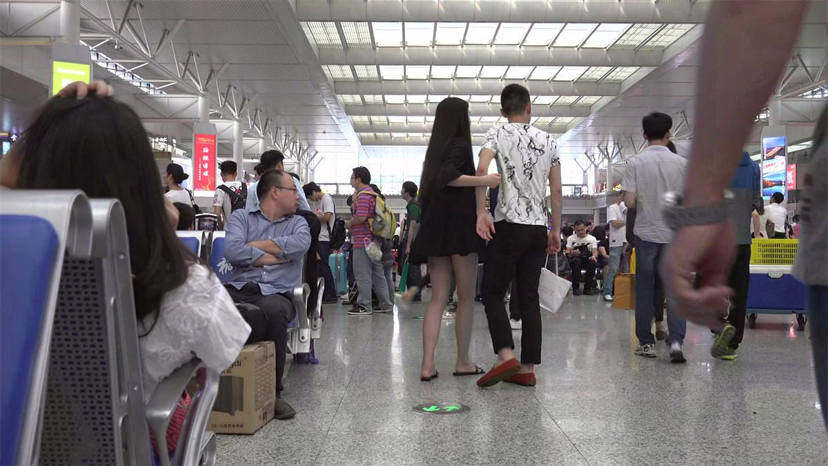 长发靓妹，笔直长腿，一身打扮像是赶去泡夜店