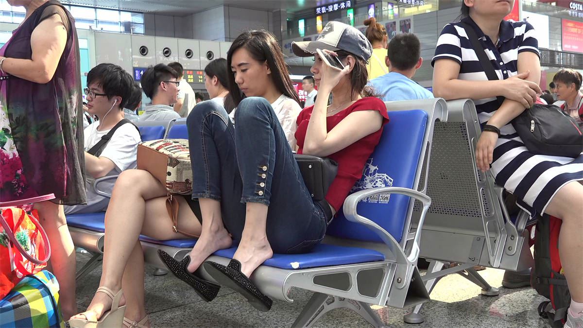 美女玉足半露，这应该也算挑鞋吧