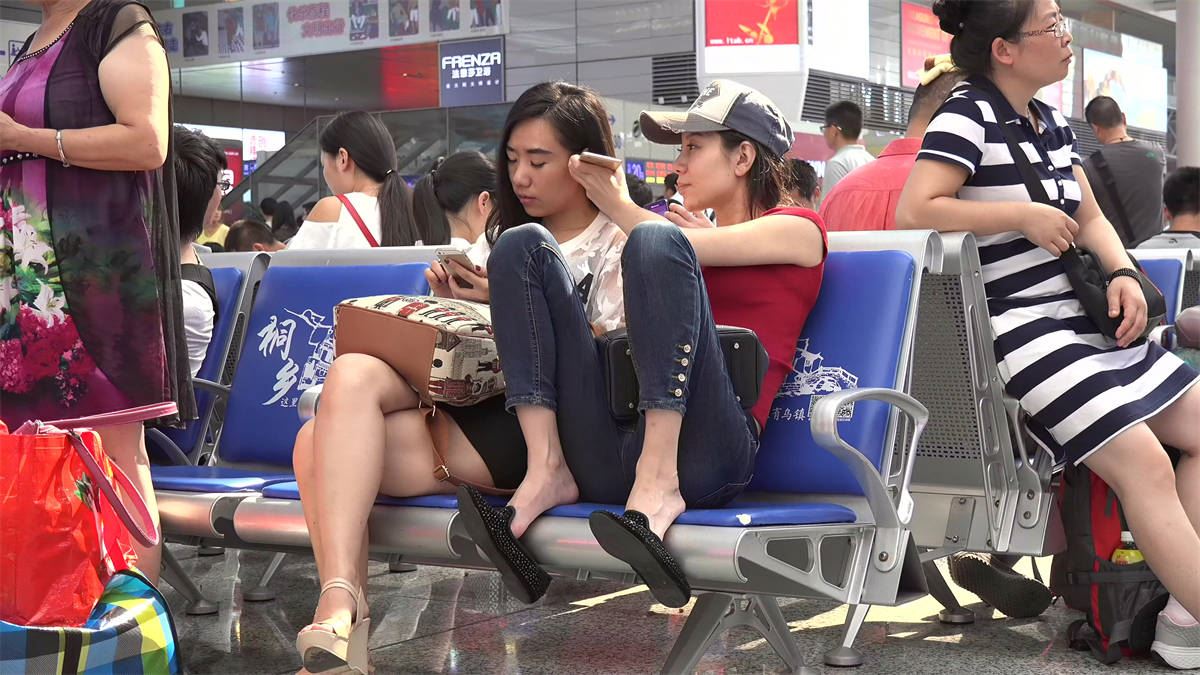 美女玉足半露，这应该也算挑鞋吧