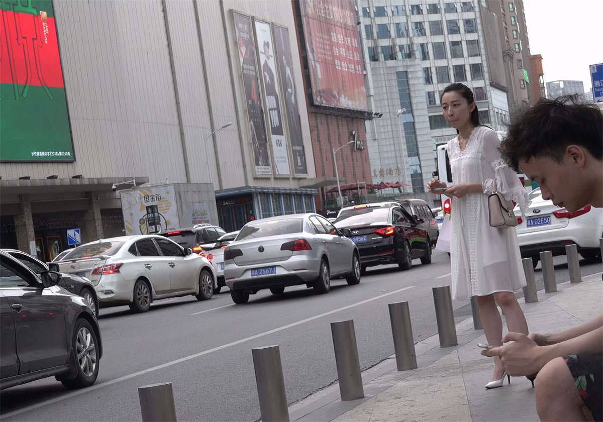 逛街出来准备回家的素颜美女