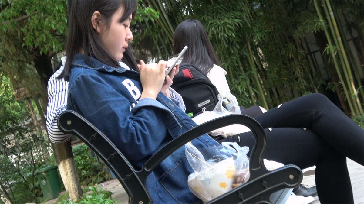 坐在凳子上吃东西的肉丝美足