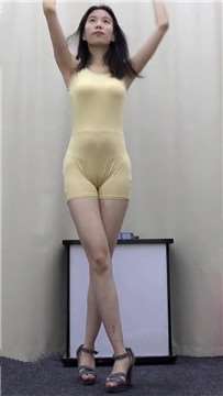 天艺舞姿原版视频、小云杏色紧身连衣衣裤热舞[311 MB]