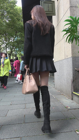 黑色高靴百褶裙美女