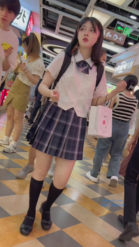 百褶裙小姐姐