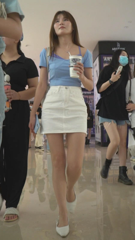 漂亮的白裙美女