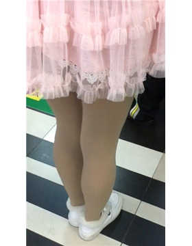 街拍粉裙丝袜可人小妹