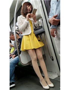 4k超清，地铁拍摄极品丝足高跟黄色短裙女神姐姐