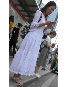 4K 白色长裙街拍美足气质美女等公交