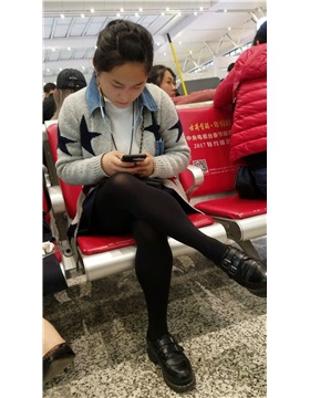 4k视频，候车室拍摄黑丝袜美腿美眉
