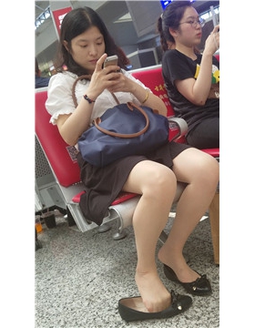 4k视频，气质丝足美腿姐姐悄悄晾脚