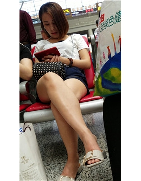 4k超清，候车室拍摄热裤裸腿凉拖美女姐姐