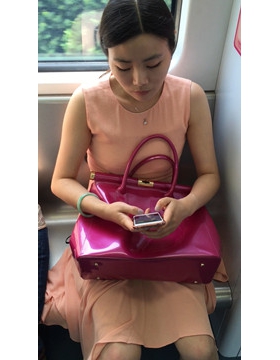 地铁车厢偶遇粉色连衣裙美腿高跟鞋美少妇。