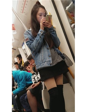 4k-地铁上拍摄极品超短裙美女，身材正点颜值高。