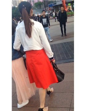 街拍极品甜美高跟美腿长裙美少妇。