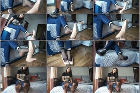 紧身牛仔裤少妇大秀短黑丝美足高跟