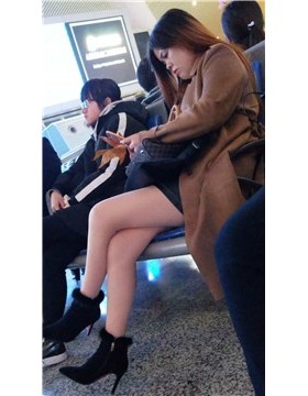 4k-候车室的长外套街拍肉丝长腿熟女