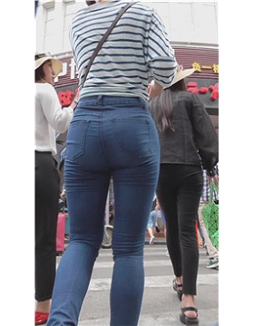 街拍极品紧身蓝牛丰臀美女 [835 MB]