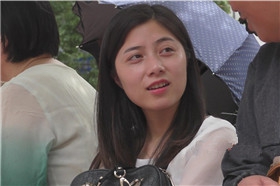 极品粉嫩玉足颜值爆表的女神公园花圃边跟老大爷闲聊。