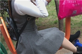 小区健身器材上打电话的丰腴美少妇