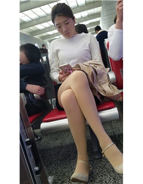4k-高铁站候车室遇见颜值超高的优雅肉丝长腿女神姐姐