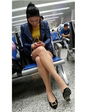 4k-车站候车室拍摄长腿肉丝丰满美少妇，挑鞋功夫不错哦。