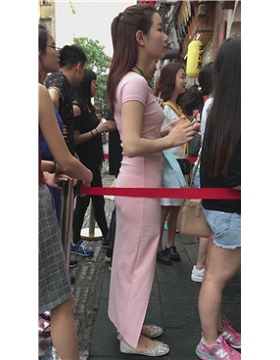 甜美可人粉色旗袍美女在排队 [453 MB]
